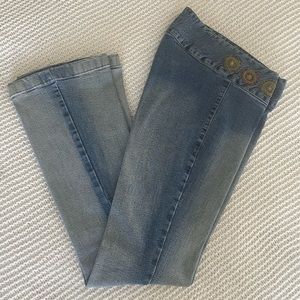 Rui Motta low-rise, flare jeans w/embroidery detailing. Size 38 (Brazilian size)